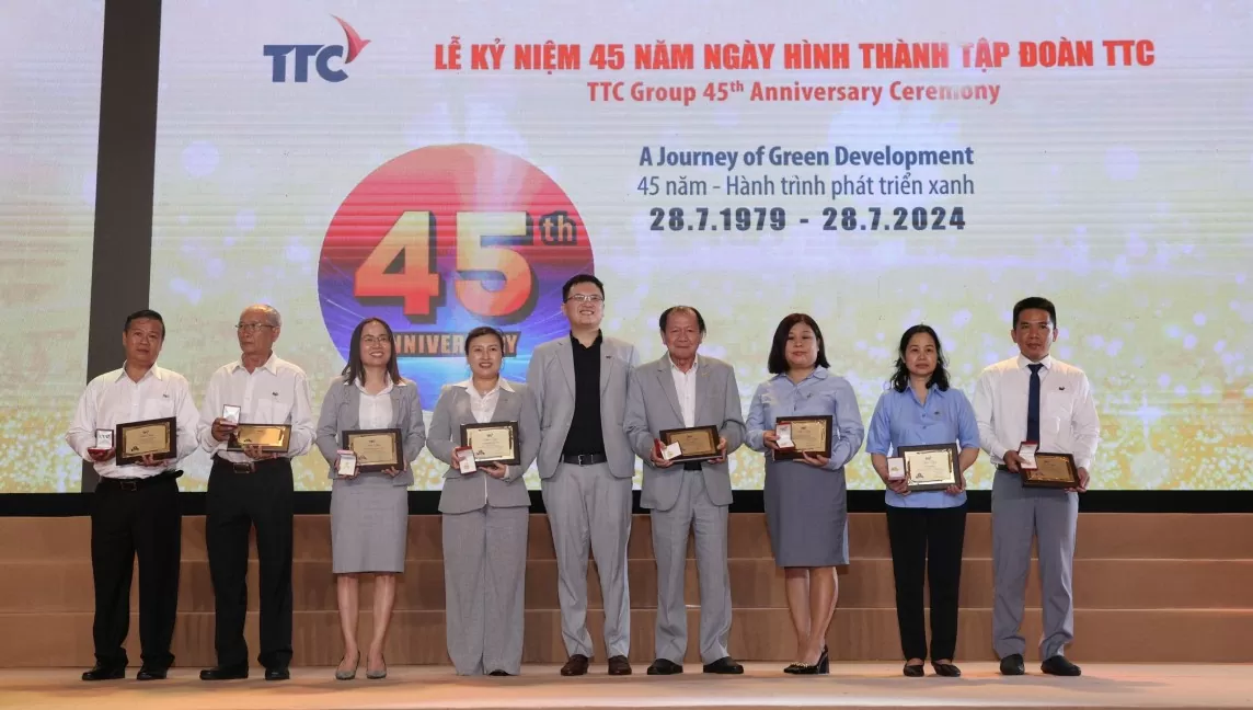 Buổi lễ là dịp đặc biệt để tôn vinh đội ngũ cán bộ nhân viên thâm niên đã cống hiến, đóng góp vào sự phát triển của Tập đoàn.