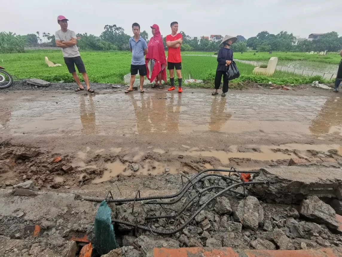 Phần công trình đình làng 24 tỷ ở Hà Nội đổ sập: Hé lộ dấu hiệu bất thường