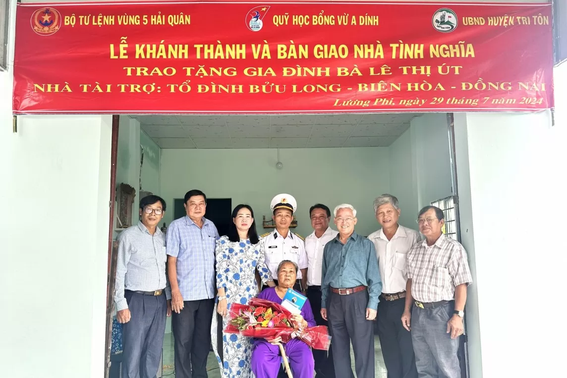 Bộ Tư lệnh Vùng 5 Hải quân bàn giao 'Nhà tình nghĩa' tại An Giang