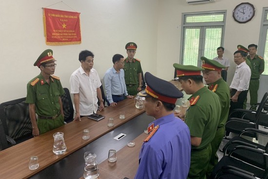 bat tam giam 2 can bo chi cuc quan ly dat dai tinh quang nam