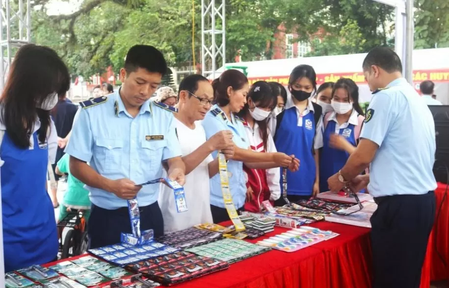 Cục Quản lý thị trường Hà Giang tổ chức trưng bày hàng giả, hàng lậu