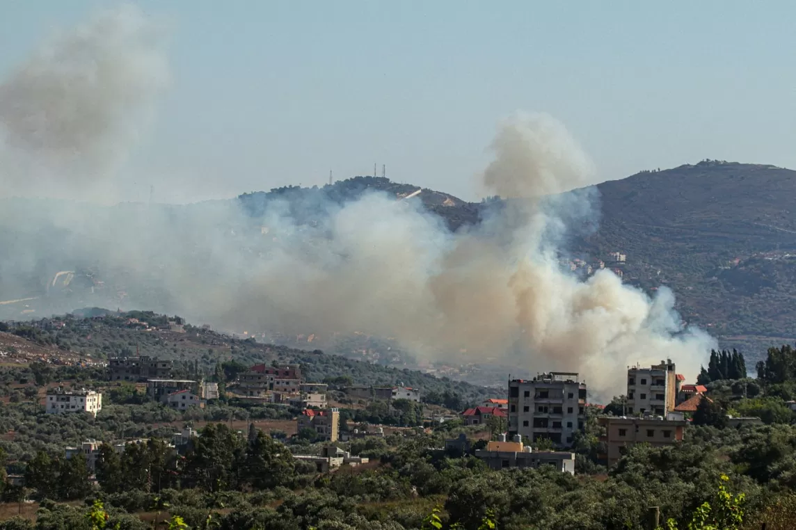 Khói bốc lên từ ngôi làng biên giới Kafr Kila ở miền nam Lebanon ngày 29/7, sau vụ tấn công ở Israel (Ảnh: AFP)