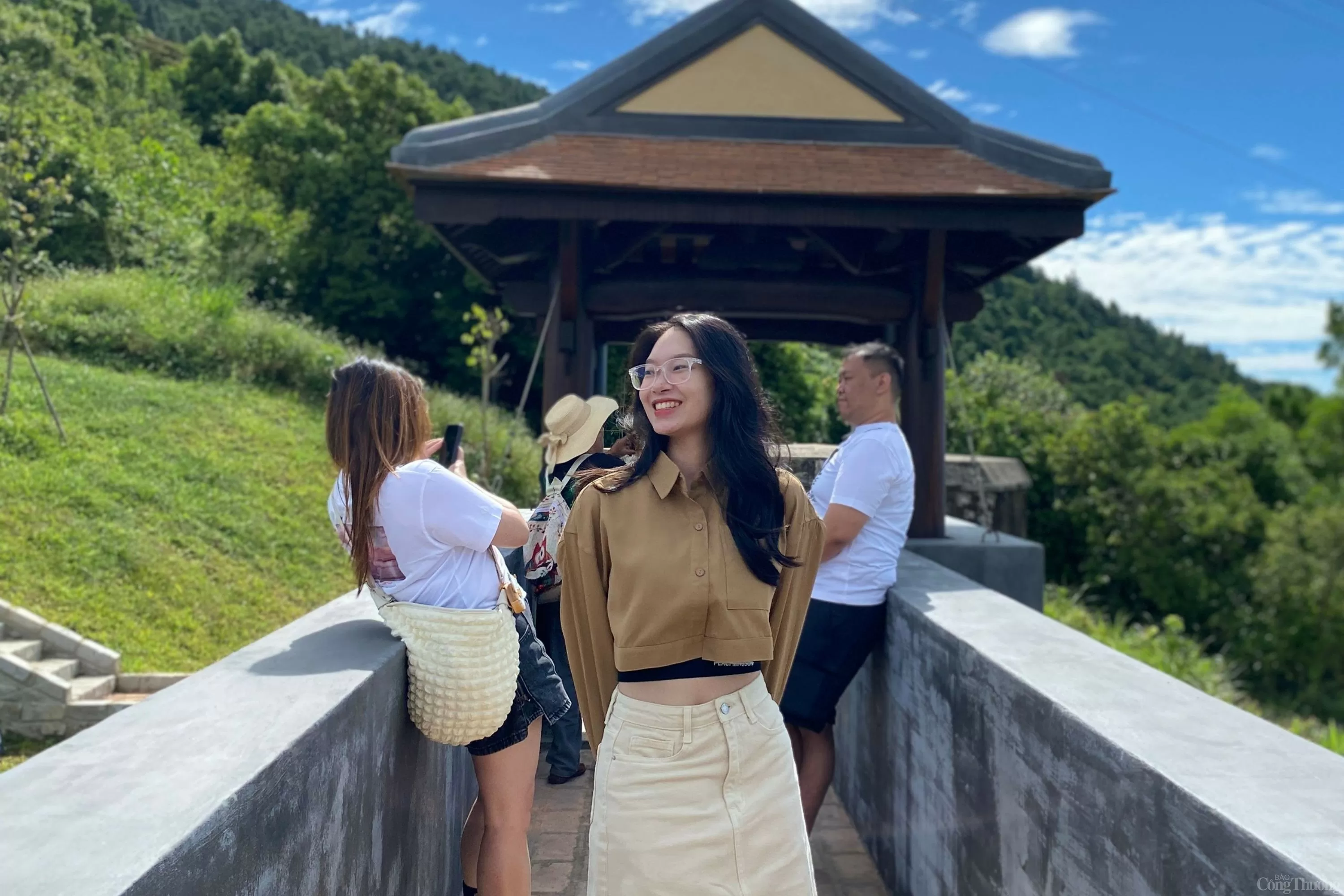 Hải Vân Quan ''nườm nượp'' du khách trong ngày đầu mở cửa Hải Vân Quan ''nườm nượp'' du khách trong ngày đầu mở cửa