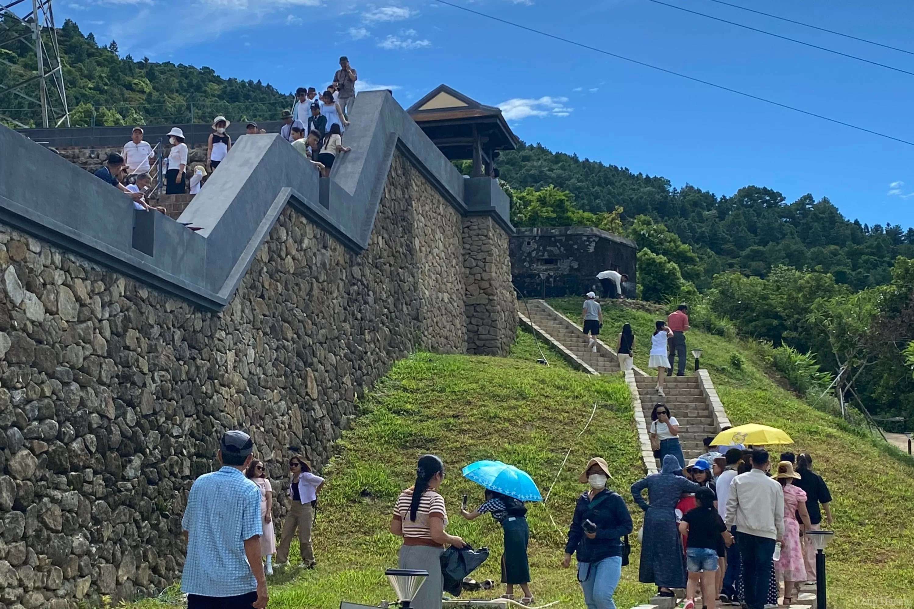 Ngày đầu mở cửa, nhiều người dân, du khách “ùn ùn” kéo về đỉnh đèo Hải Vân để tham quan, check-in với “Thiên hạ đệ nhất hùng quan” mới được phục dựng.