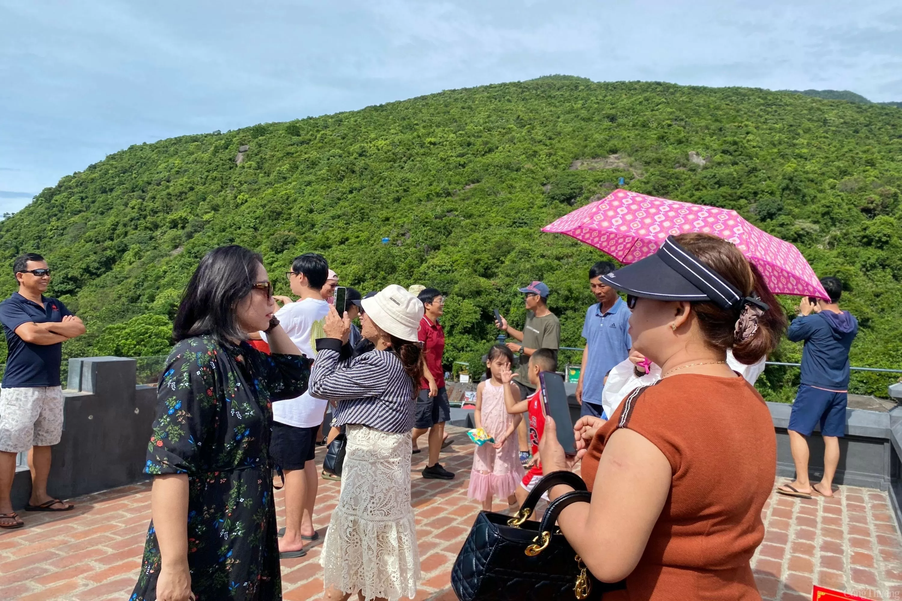 Cảnh đẹp người đông, nhiều người dân, du khách mặc trời nắng nóng, chen chân chụp ảnh để lưu giữ những bức hình đẹp cùng với nơi này. Cảnh đẹp người đông, nhiều người dân, du khách mặc trời nắng nóng, chen chân chụp ảnh để lưu giữ những bức hình đẹp cùng với nơi này.