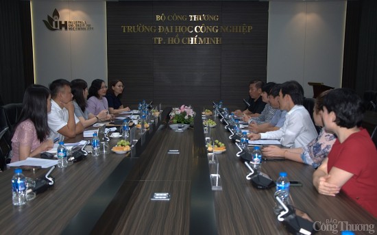 thu truong phan thi thang lam viec voi dai hoc cong nghiep tp ho chi minh ve tai chinh dau tu cong