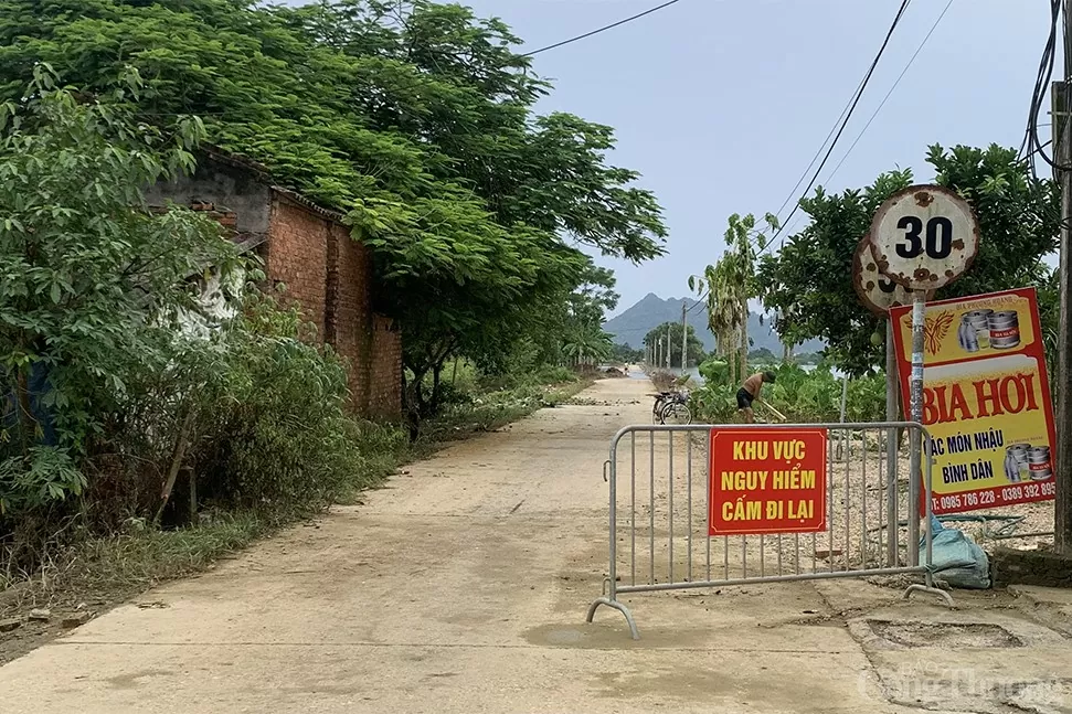 Hà Nội: Nhiều nơi tại Chương Mỹ vẫn ngập sâu, người dân chật vật di chuyển nơi 'xóm lũ'