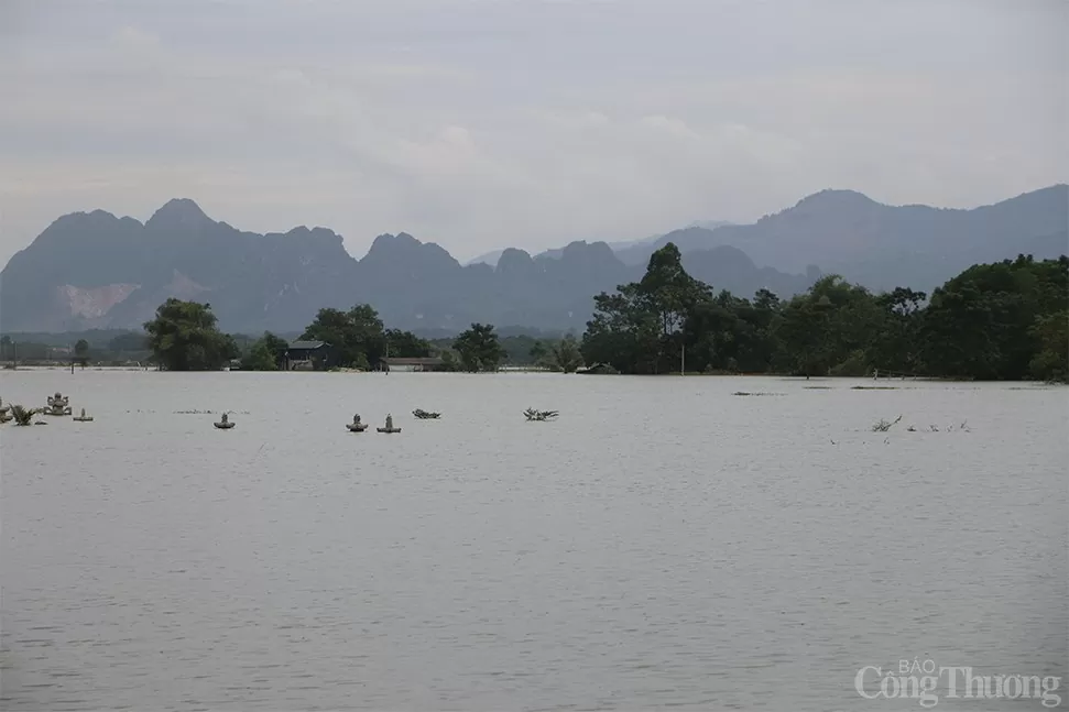 Hà Nội: Nhiều nơi tại Chương Mỹ vẫn ngập sâu, người dân chật vật di chuyển nơi 'xóm lũ'