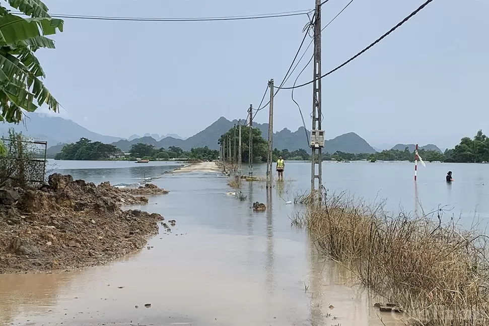 Hà Nội: Nhiều nơi tại Chương Mỹ vẫn ngập sâu, người dân chật vật di chuyển nơi 'xóm lũ'