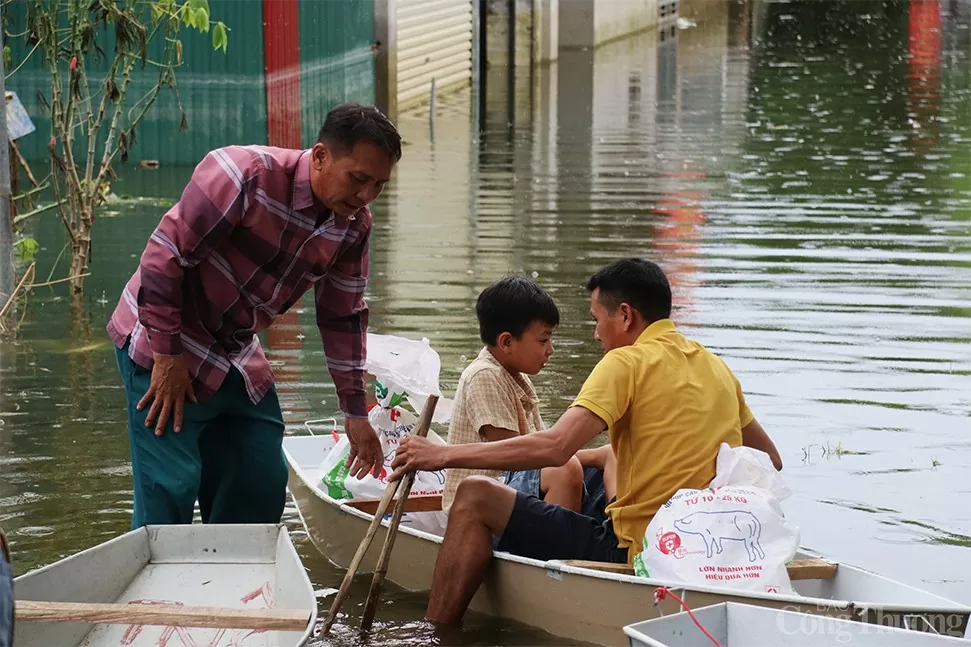 Hà Nội: Nhiều nơi tại Chương Mỹ vẫn ngập sâu, người dân chật vật di chuyển nơi 'xóm lũ'