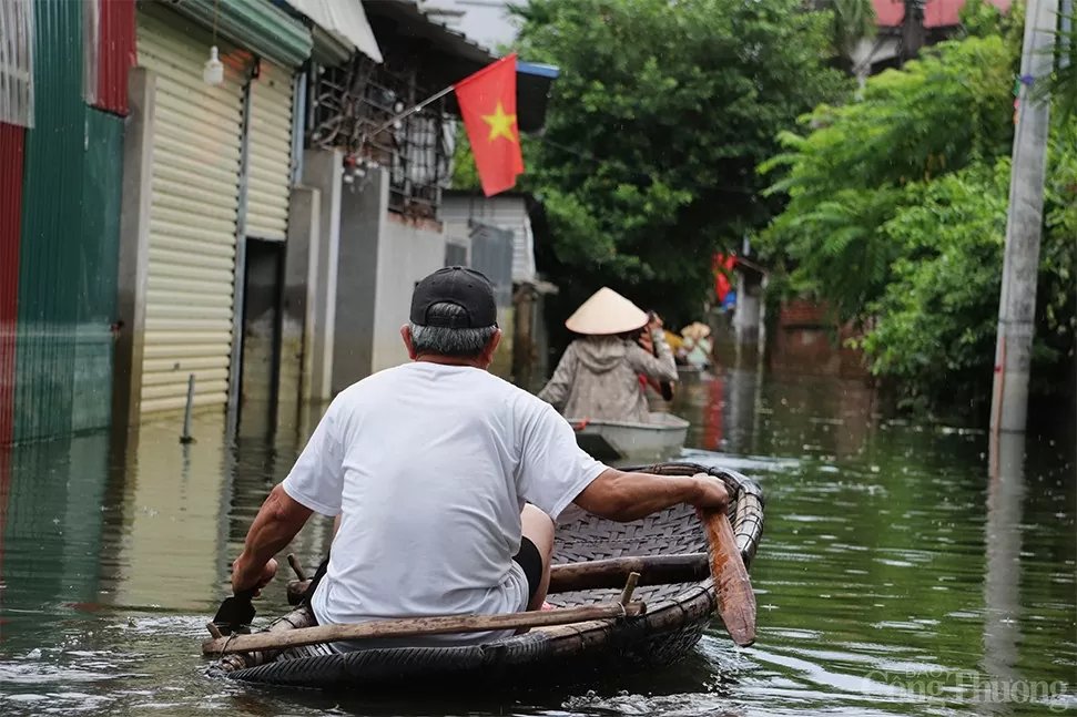 Hà Nội: Nhiều nơi tại Chương Mỹ vẫn ngập sâu, người dân chật vật di chuyển nơi 'xóm lũ'