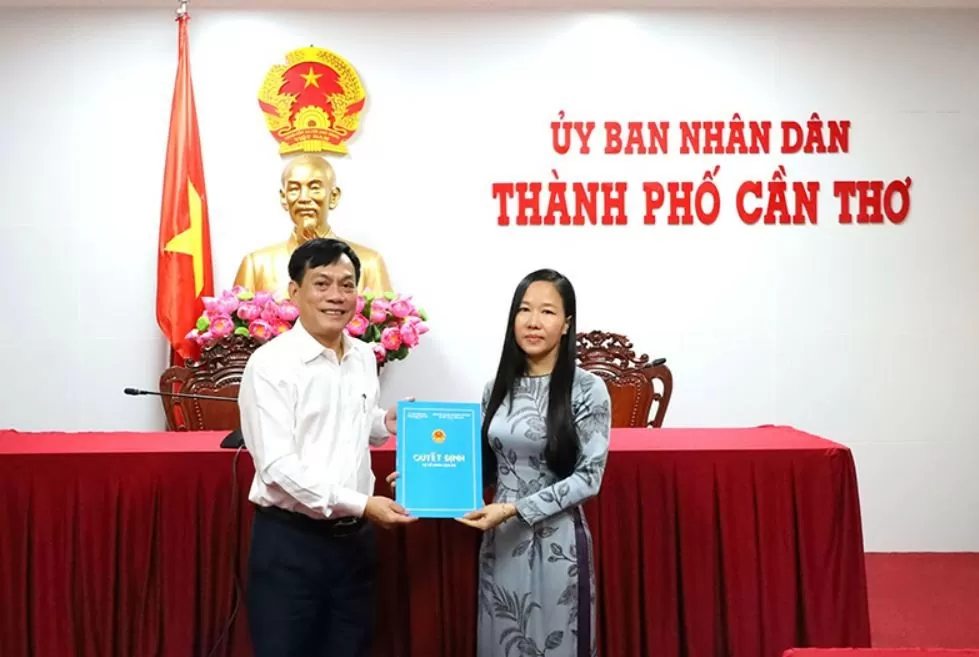 ông Nguyễn Ngọc Hè - Phó Chủ tịch UBND TP. Cần Thơ đã gửi lời chúc mừng đến bà Hoàng Thị Thanh Thủy