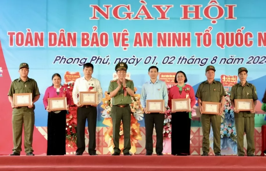 Bộ trưởng Bộ Công an dự Ngày hội Toàn dân bảo vệ an ninh Tổ quốc tại Hòa Bình