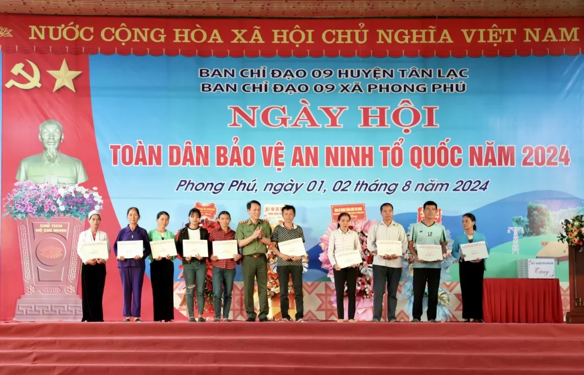 Bộ trưởng Bộ Công an dự Ngày hội Toàn dân bảo vệ an ninh Tổ quốc tại Hòa Bình