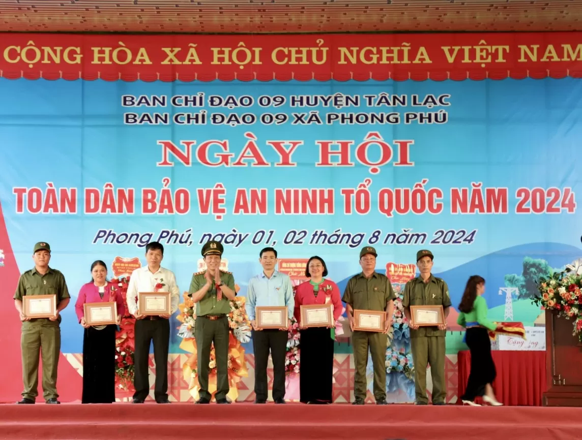 Bộ trưởng Bộ Công an dự Ngày hội Toàn dân bảo vệ an ninh Tổ quốc tại Hòa Bình