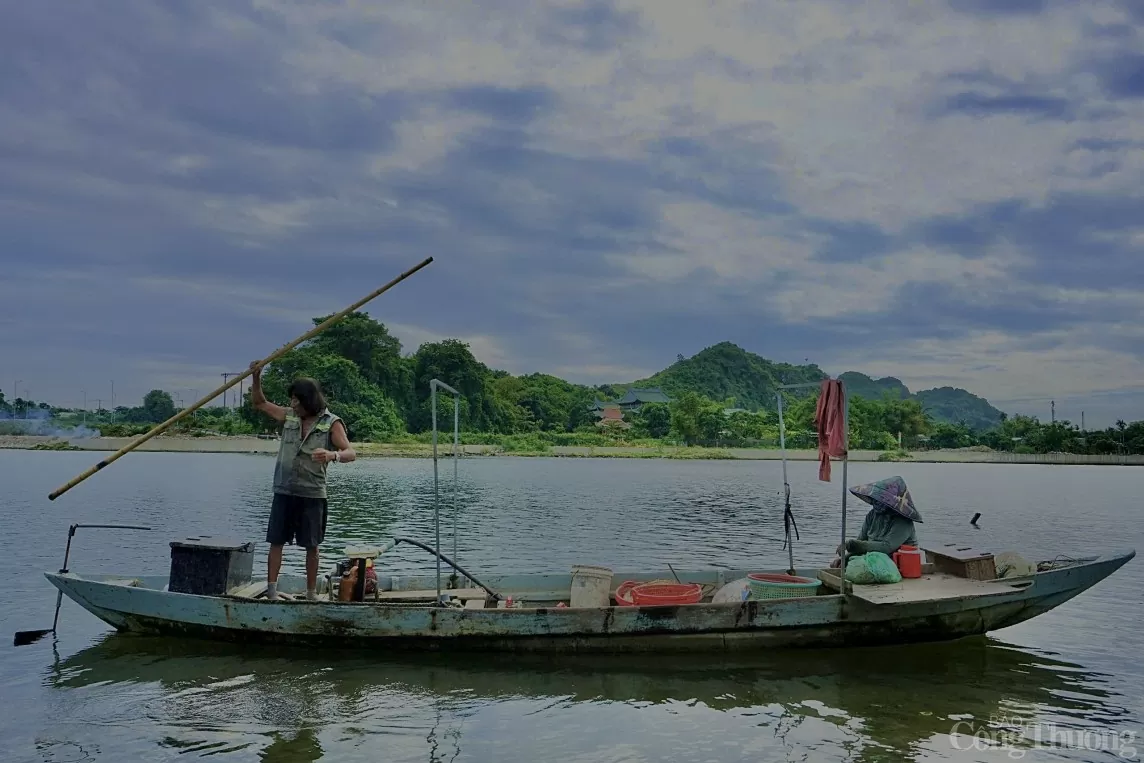 Sau một buổi sáng làm vệc vất vả, hai vợ chồng ông Trình lại tất bật chuẩn bị cho chuyến mò sìa tiếp theo.