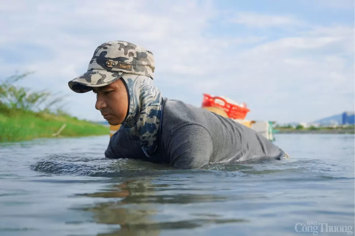 Công việc tuy không mất quá nhiều sức nhưng phải ngâm mình lâu dưới nước, khom người nhiều nên rất mỏi lưng.