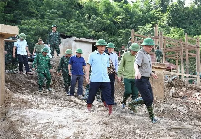 Phó Thủ tướng Trần Lưu Quang kiểm tra công tác khắc phục hậu quả lũ quét tại Điện Biên