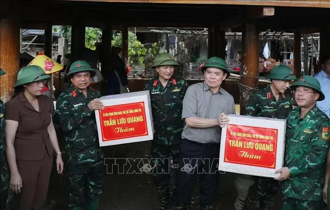 Phó Thủ tướng Trần Lưu Quang kiểm tra công tác khắc phục hậu quả lũ quét tại Điện Biên