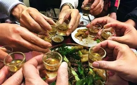 Long An: Uống chai rượu ‘quý’ bạn tặng, 8 người nhập viện