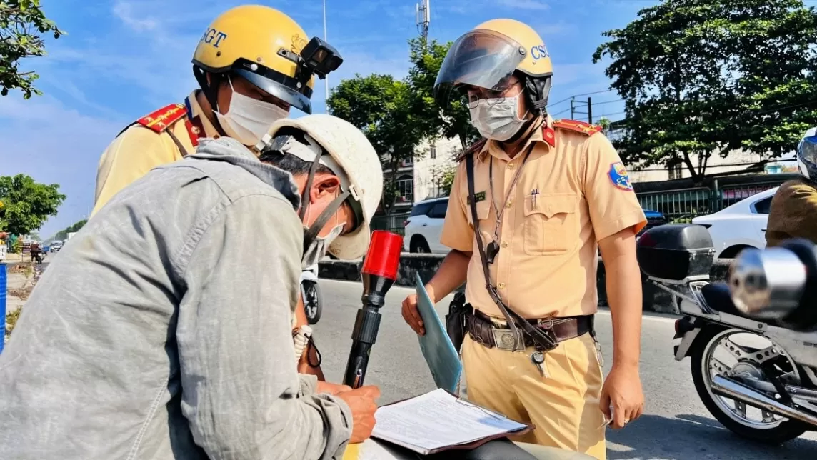 Cảnh sát giao thông kiểm tra, xử lí vi phạm