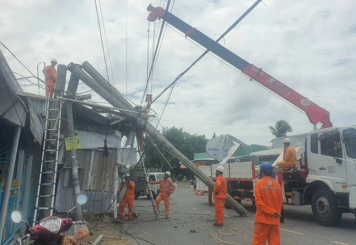 Hàng loạt sự cố lưới điện do mưa bão tại phía Nam, ngành điện đưa ra cảnh báo