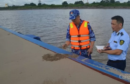 Tạm giữ tàu vận chuyển 1.000m3 cát lậu khu vực giáp ranh Hải Phòng - Quảng Ninh