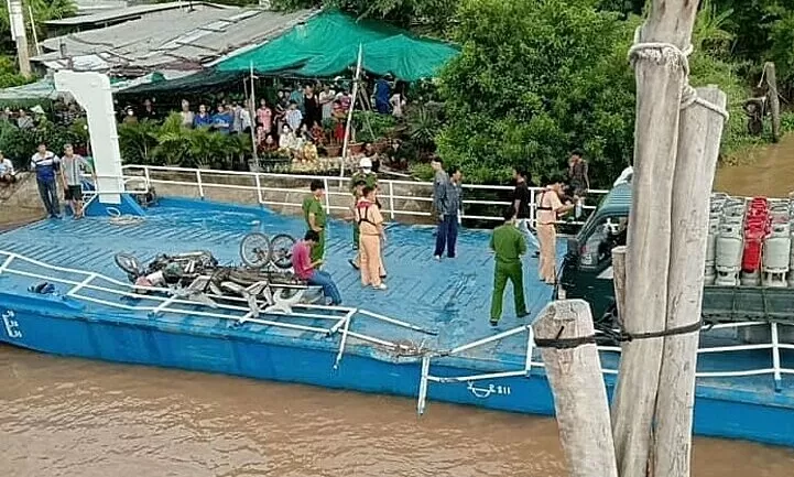 An Giang: Tàu hàng cỡ lớn suýt đâm chìm phà chở khách trên sông Vàm Nao