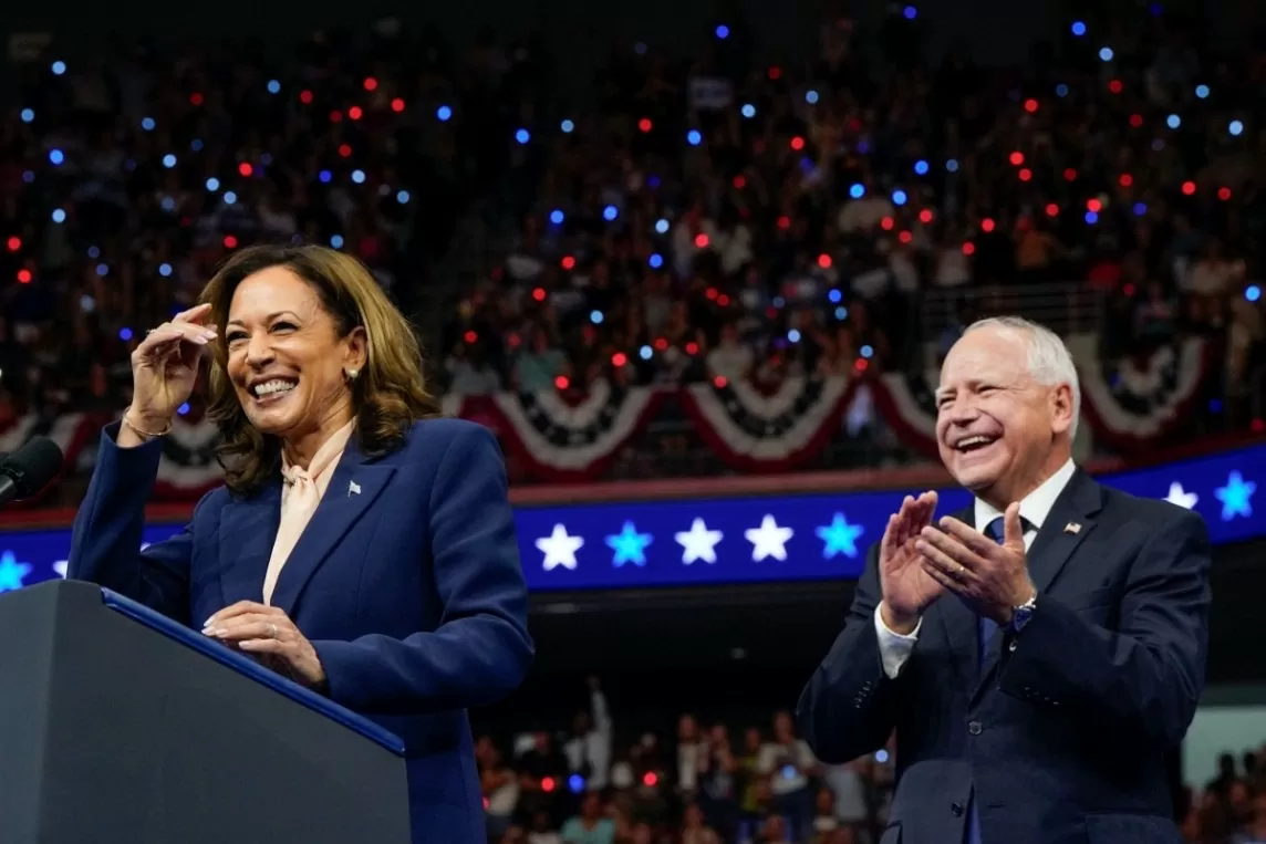 Bà Kamala Harris và ông Tim Walz trong một chương trình tại bang Pennsylvania, Mỹ (Ảnh: Reuters)