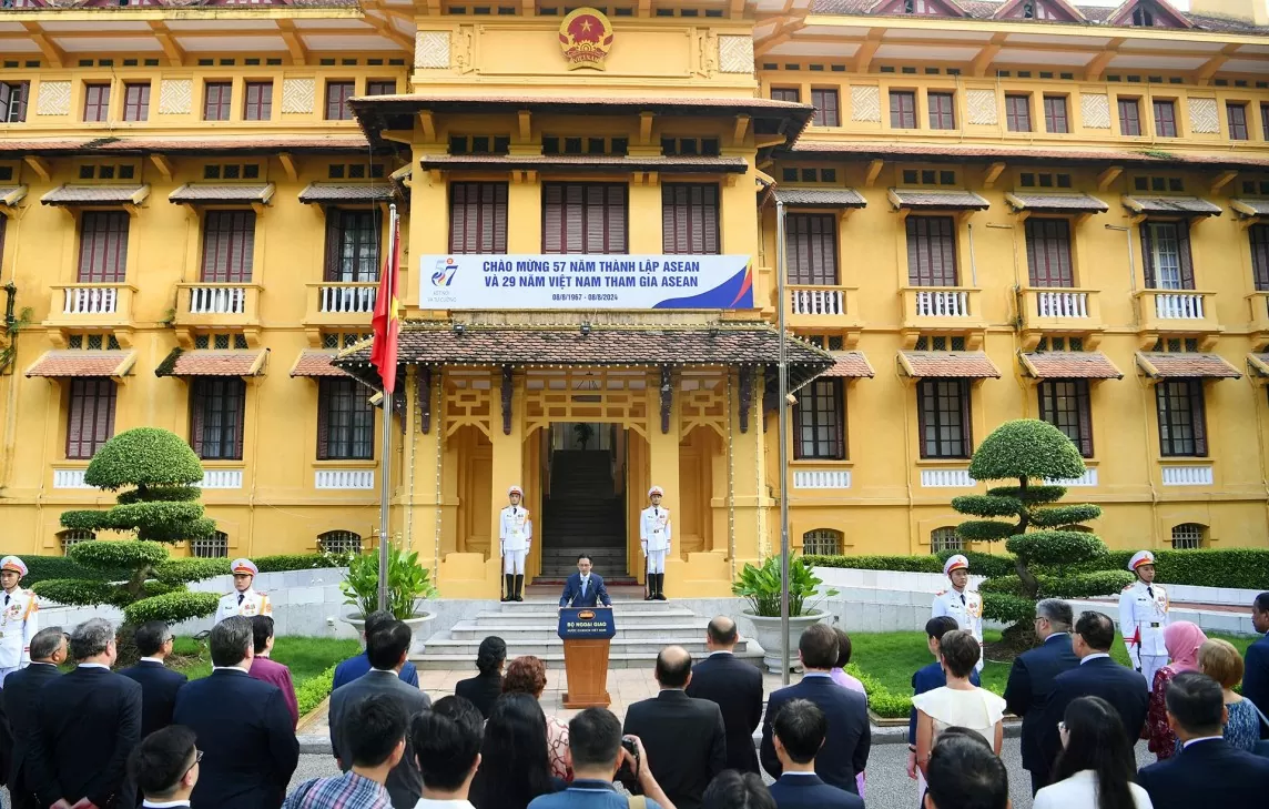 Tung bay lá cờ ASEAN nhân Kỷ niệm 57 năm Ngày thành lập