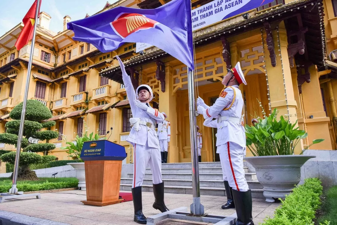 Tung bay lá cờ ASEAN nhân Kỷ niệm 57 năm Ngày thành lập