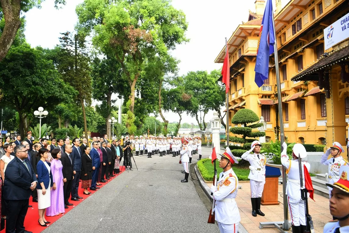 Tung bay lá cờ ASEAN nhân Kỷ niệm 57 năm Ngày thành lập