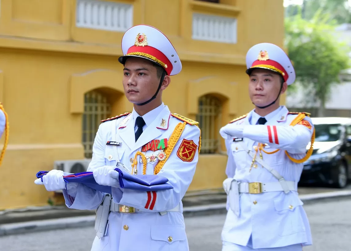 Tung bay lá cờ ASEAN nhân Kỷ niệm 57 năm Ngày thành lập