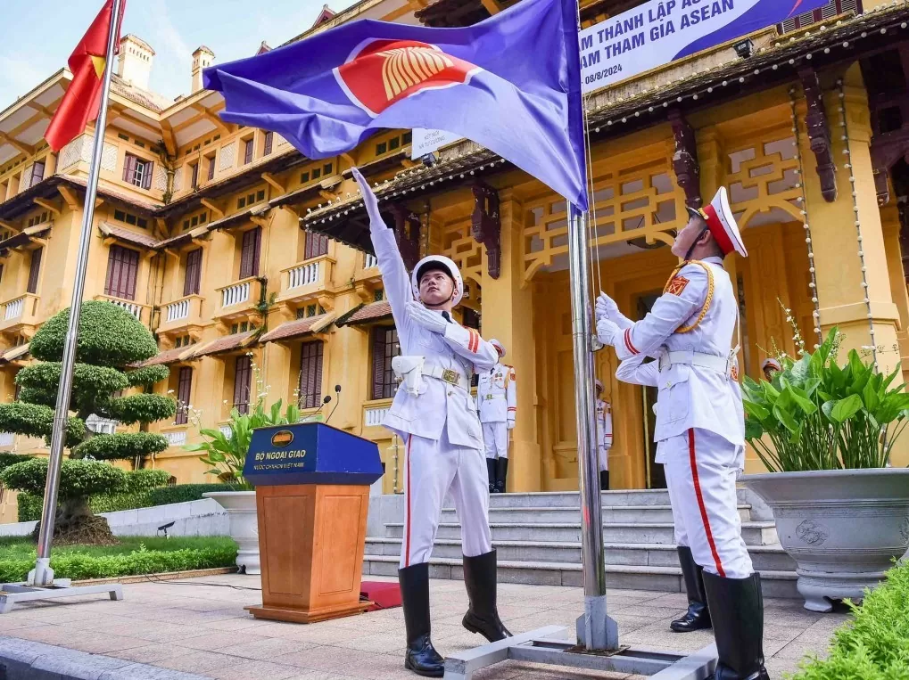 Tung bay lá cờ ASEAN nhân Kỷ niệm 57 năm Ngày thành lập