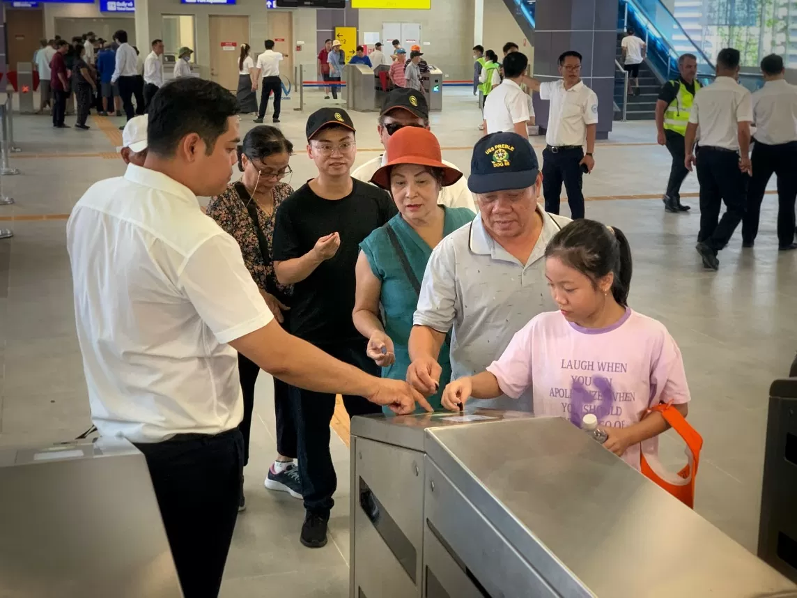 Người dân hào hứng trải nghiệm tuyến metro Nhổn - ga Hà Nội