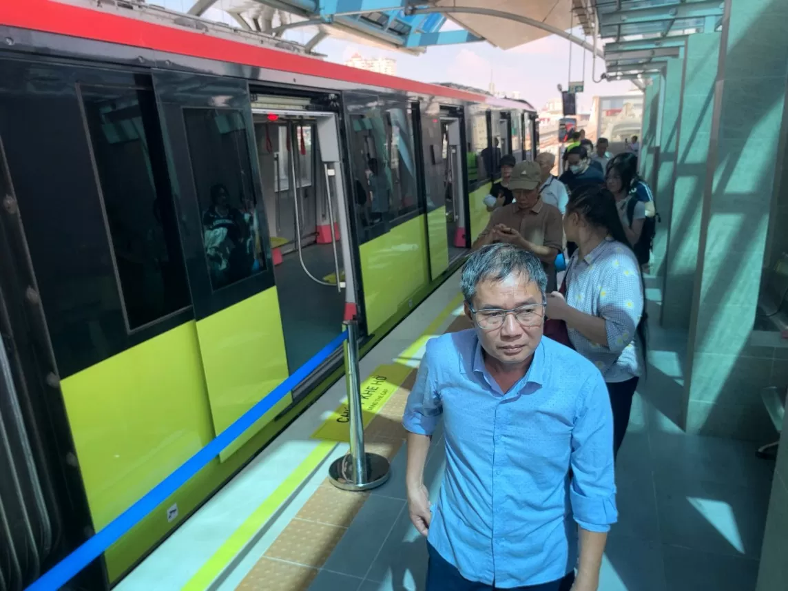 Người dân hào hứng trải nghiệm tuyến metro Nhổn - ga Hà Nội