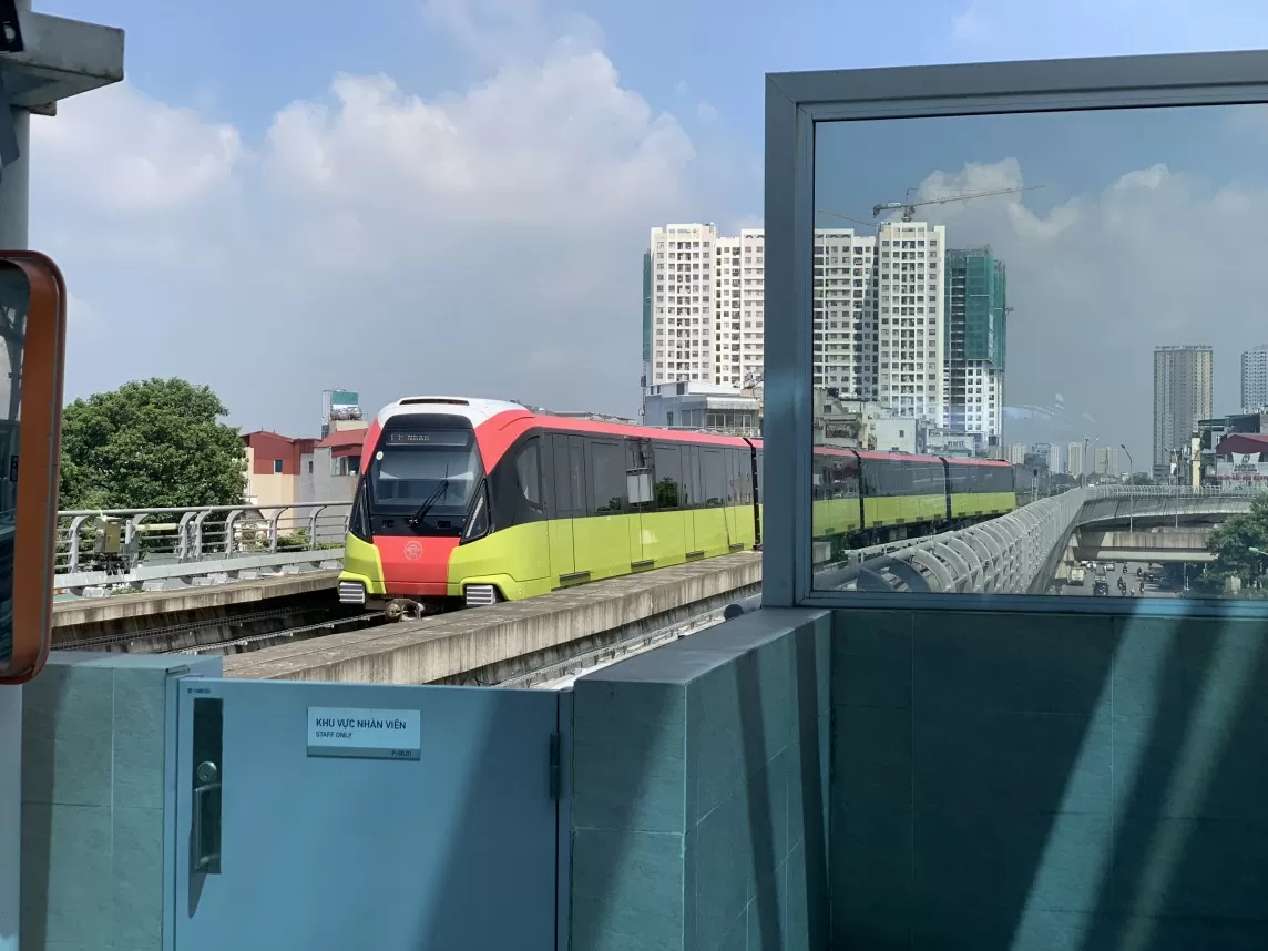 Người dân hào hứng trải nghiệm tuyến metro Nhổn - ga Hà Nội