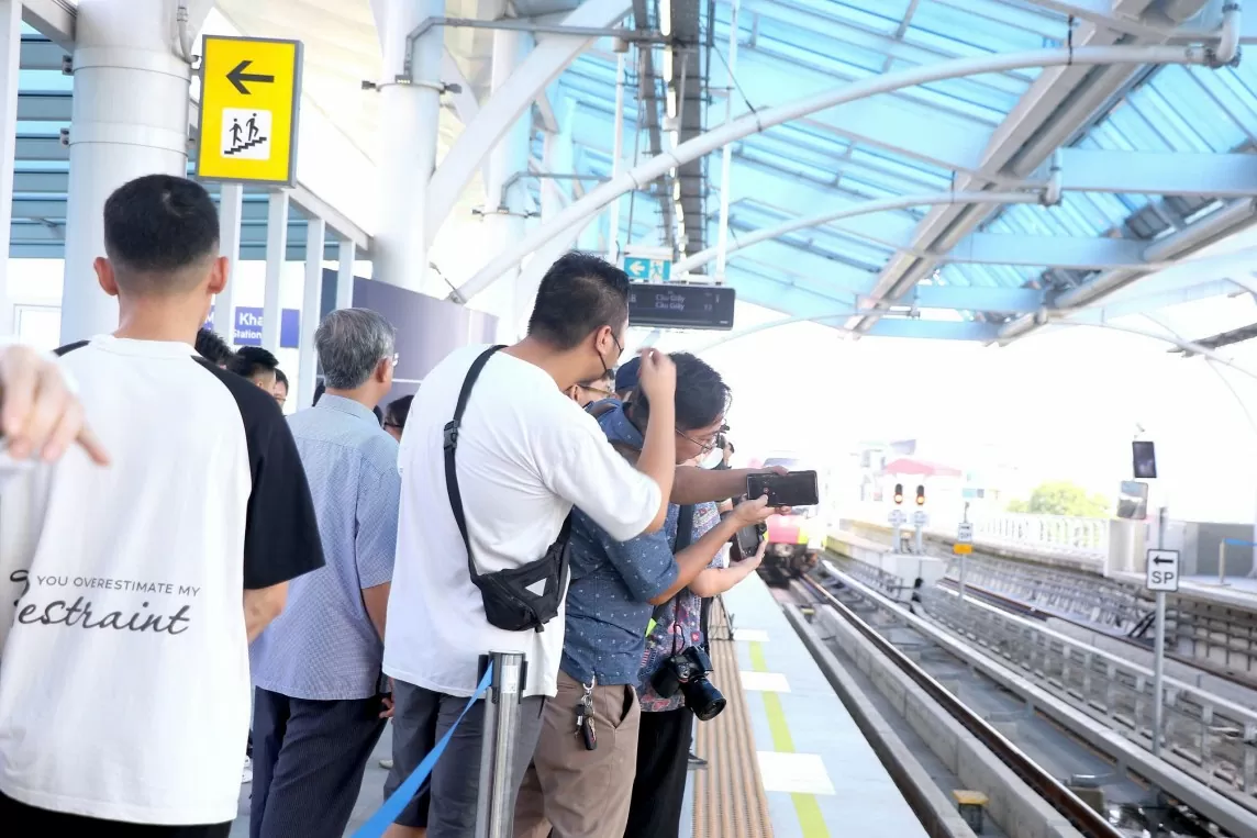 Người dân Hà Nội hứng khởi đi tàu metro Nhổn - ga Hà Nội