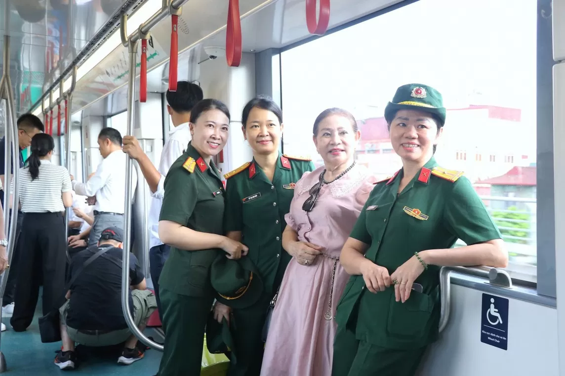 Người dân Hà Nội hứng khởi đi tàu metro Nhổn - ga Hà Nội