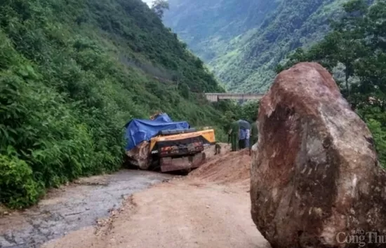 Lai Châu: Khối đá gần 10 tấn rơi từ sườn núi xuống đường làm 1 người tử vong