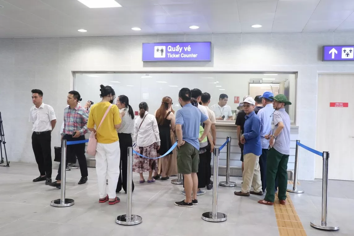 Người dân Hà Nội hứng khởi đi tàu metro Nhổn - ga Hà Nội