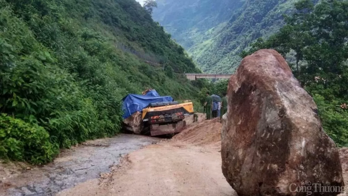 Lai Châu: Khối đá gần 10 tấn rơi từ sườn núi xuống đường làm 1 người tử vong