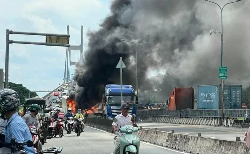 TP. Hồ Chí Minh: Gần chục ô tô tông nhau ở cầu Phú Mỹ, 2 xe bốc cháy