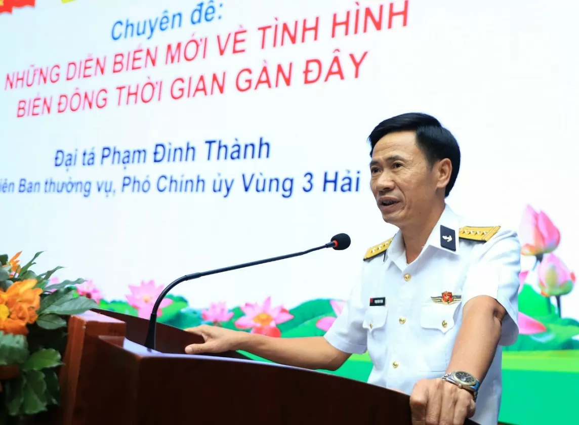 Đoàn công tác Vùng 3 Hải quân tuyên truyền về biển, đảo tại Công ty Lọc hóa dầu Bình Sơn