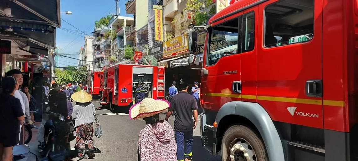 Đà Nẵng: Gần 100 cảnh sát dập lửa kho chứa hàng gần chợ Cồn