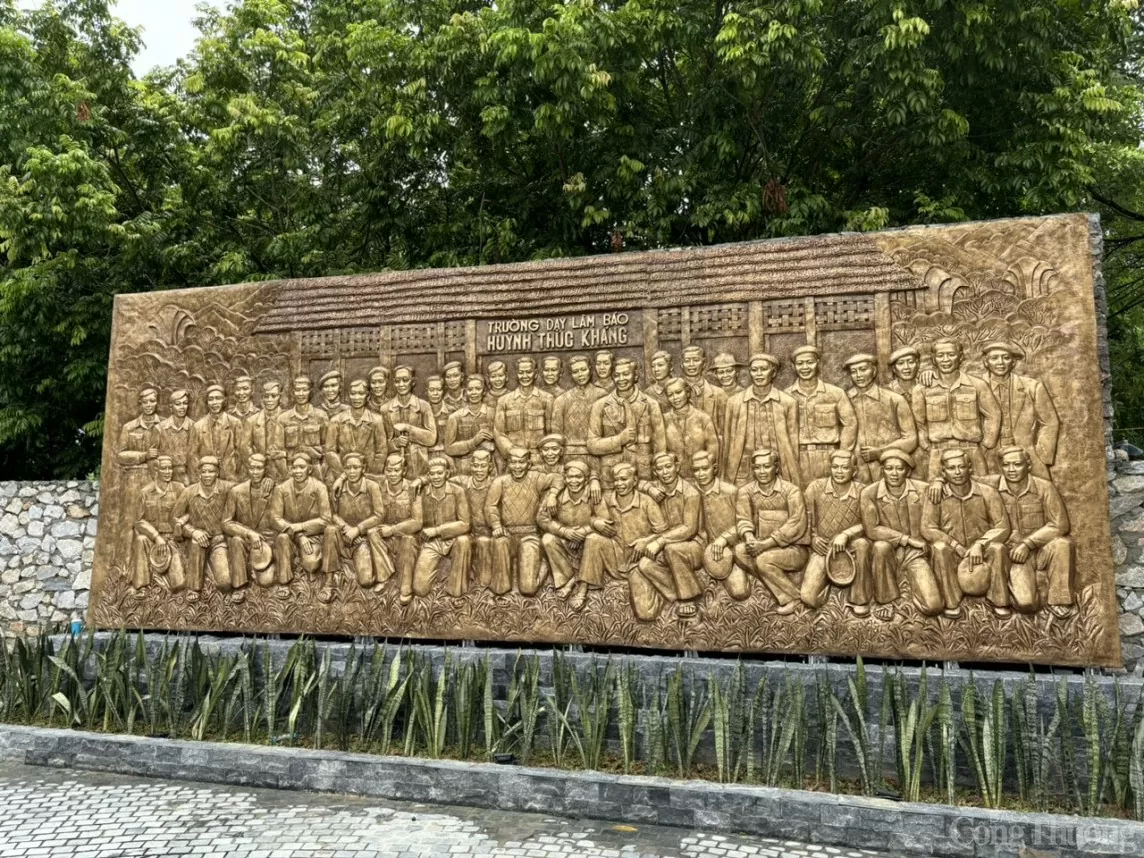 Báo Công thương thăm khu di tích Trường dạy làm báo Huỳnh Thúc Kháng Báo Công Thương thăm di tích Trường dạy làm báo Huỳnh Thúc Kháng