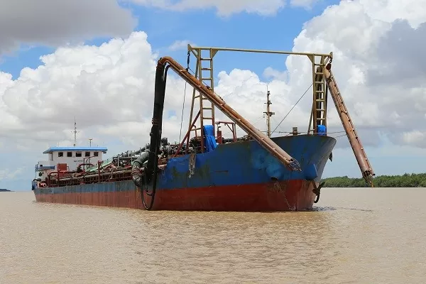 Phương tiện khai thác cát trái phép bị Tổ công tác liên ngành cát biển tỉnh Sóc Trăng phát hiện bắt giữ