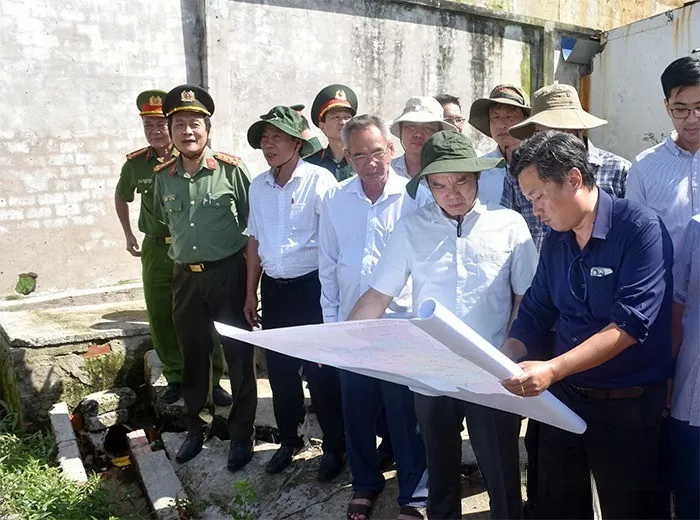 BẠc Liêu Phó Thủ tướng Chính phủ Trần Lưu Quang cùng đoàn công tác kiểm tra đoạn sạt lở tại Công ty TNHH MTV thủy sản Trường Phúc trên sông Gành Hào, huyện Đông Hải (Ảnh: Baclieu.gov.vn).