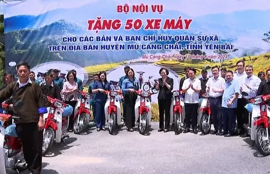 Bộ Nội vụ quyên góp 4 tỷ đồng chia sẻ khó khăn với huyện Mù Cang Chải