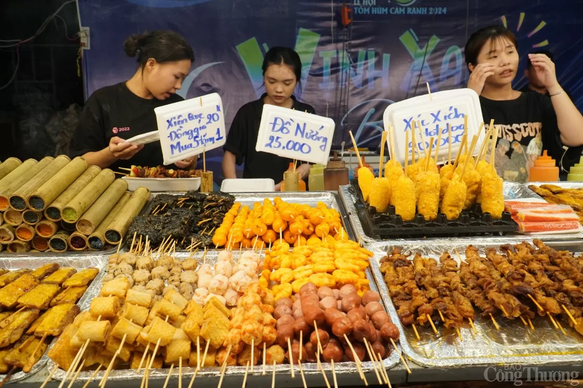 Lễ hội tôm hùm ở tỉnh Khánh Hòa: ''Treo đầu dê, bán thịt chó''